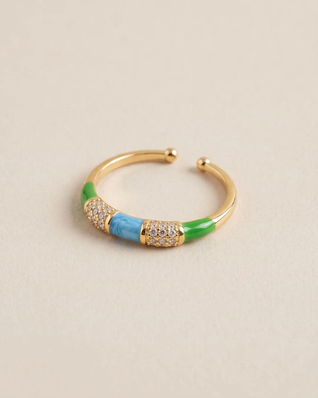 Bague Fine Émail Vert Bleu Ciel Cristaux Dorée, packshot sur fond beige