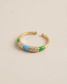 Bague Fine Émail Vert Bleu Ciel Cristaux Dorée, packshot sur fond beige