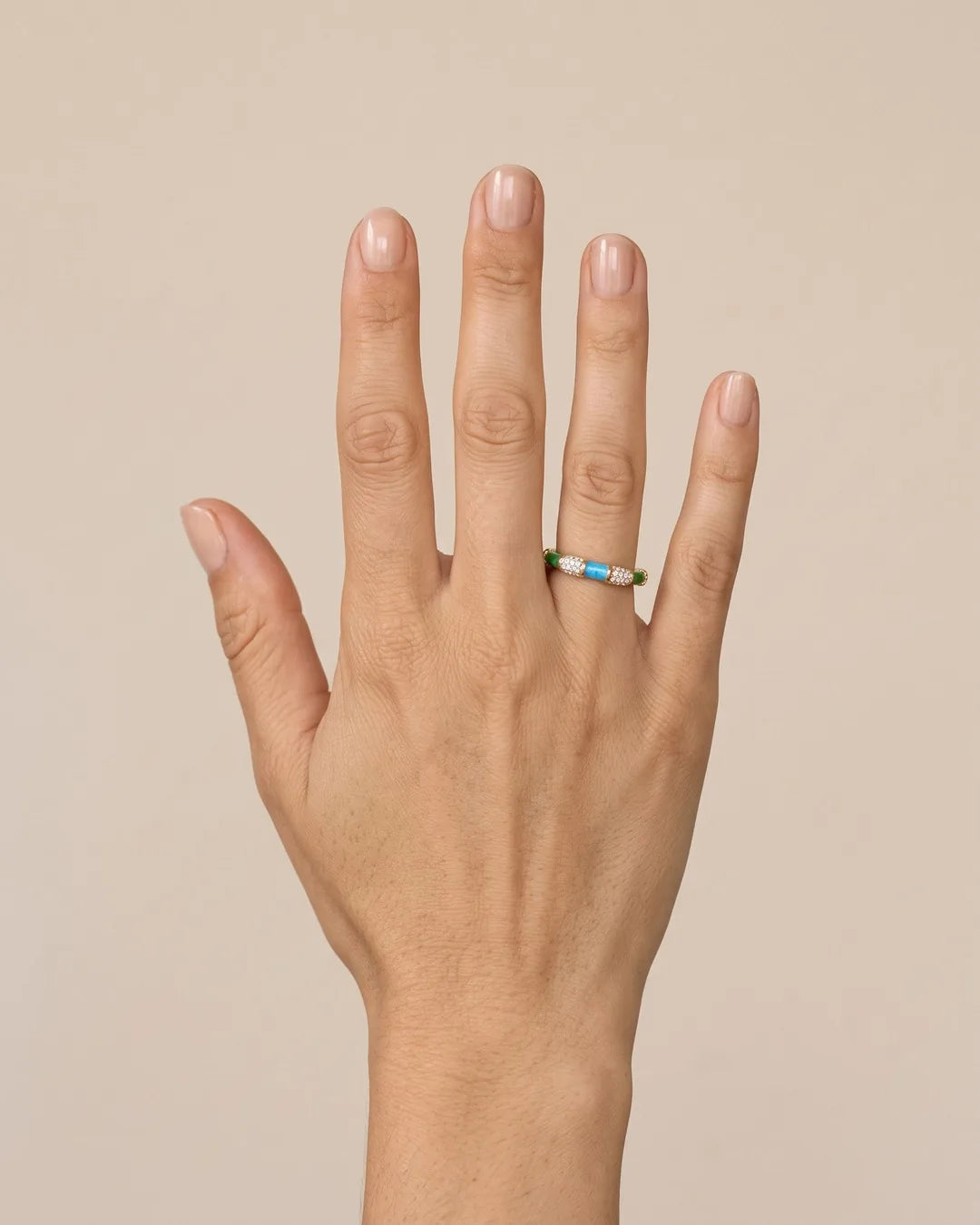 Bague Fine Émail Vert Bleu Ciel Cristaux Dorée portée