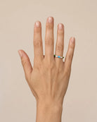 Bague Fine Émail Vert Bleu Ciel Cristaux Dorée portée