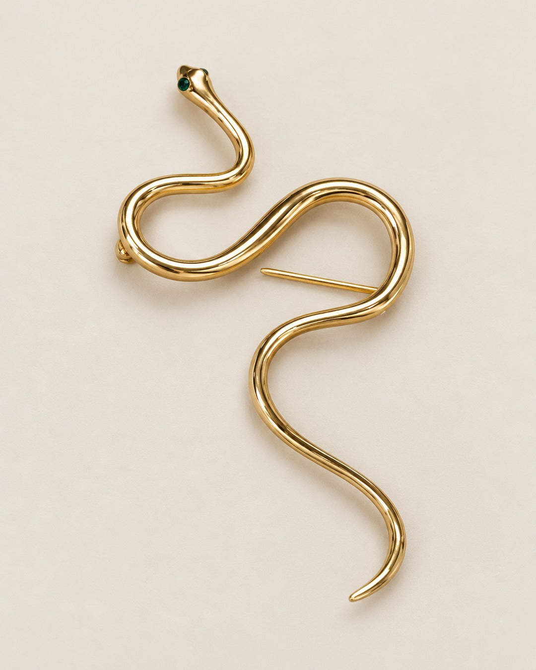 Broche Serpent Doré / Argenté, packshot sur fond beige