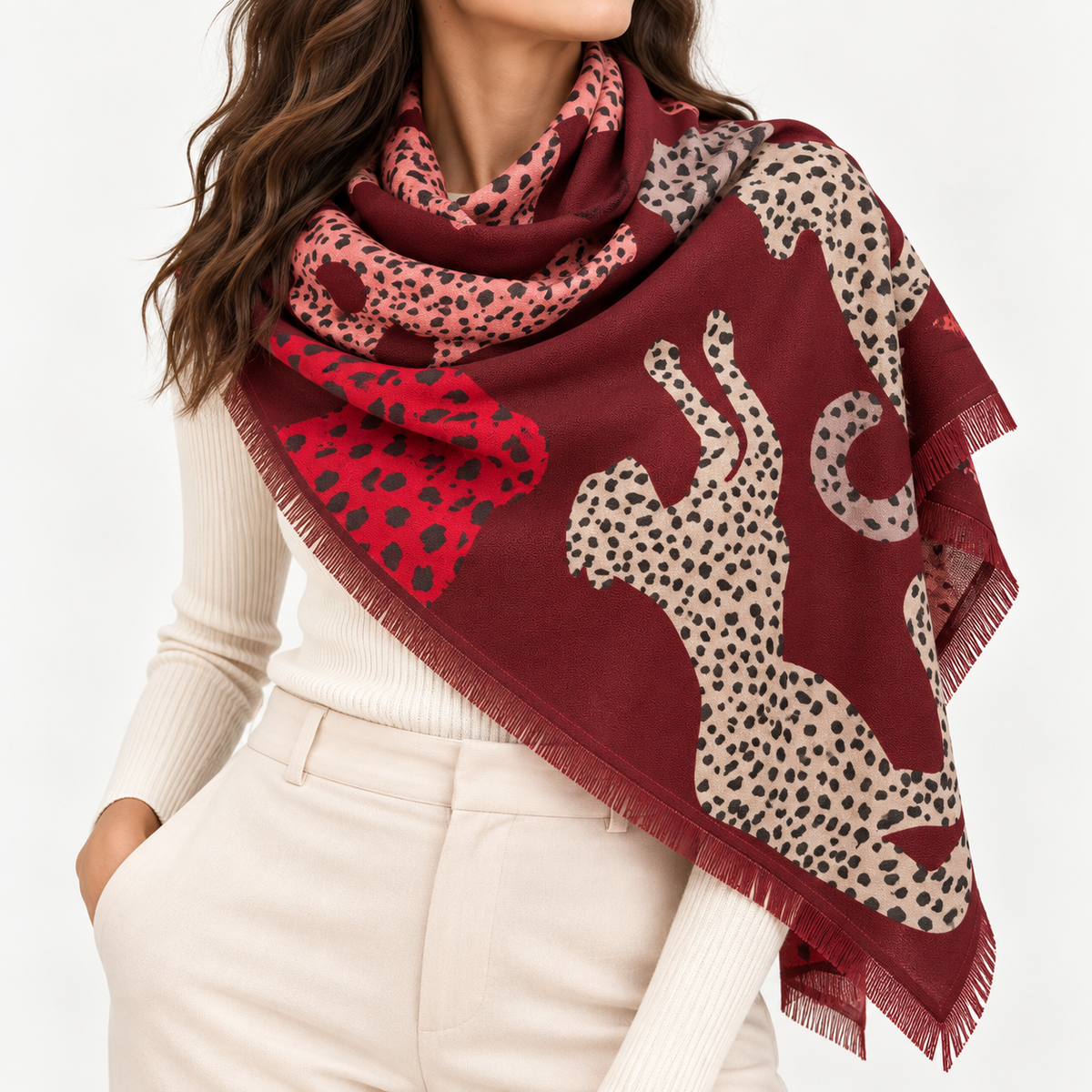 Foulard Carré Imprimé Léopards Silhouette Frangé Camel Marron Porté - ModeAccess