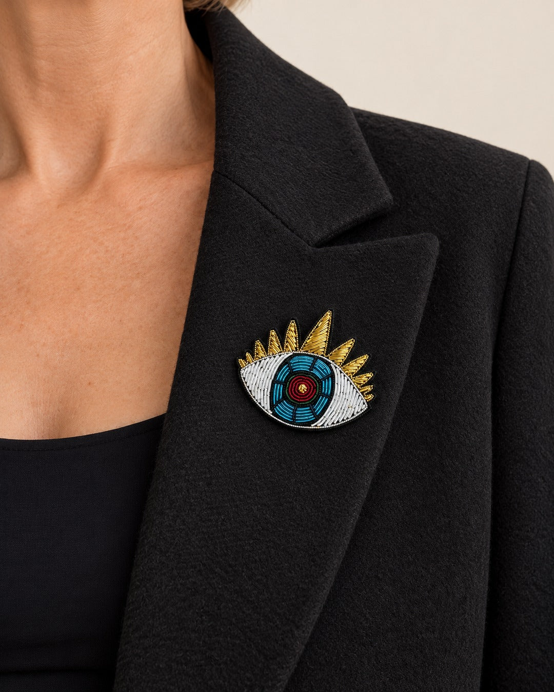 Broche Œil Brodé Doré et Bleu, portée