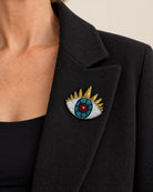 Broche Œil Brodé Doré et Bleu, portée