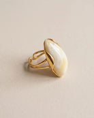 Bague Grand Cabochon Crème Dorée, packshot sur fond beige
