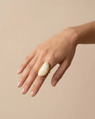 Bague Grand Cabochon Crème Dorée portée, autre vue