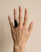 Bague Grand Cabochon Noir Dorée portée
