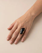Bague Grand Cabochon Noir Dorée portée, autre vue