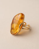Bague Grand Cabochon Ambré Dorée, packshot sur fond beige