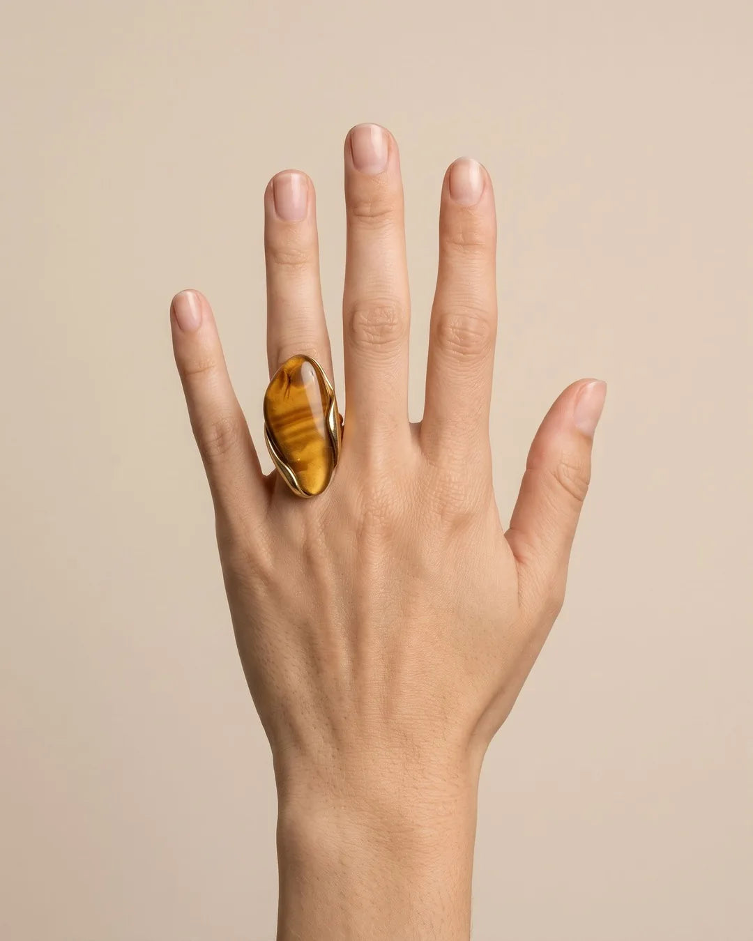 Bague Grand Cabochon Ambré Dorée portée
