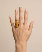 Bague Grand Cabochon Ambré Dorée portée