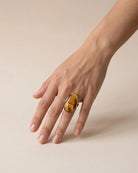 Bague Grand Cabochon Ambré Dorée portée, autre vue