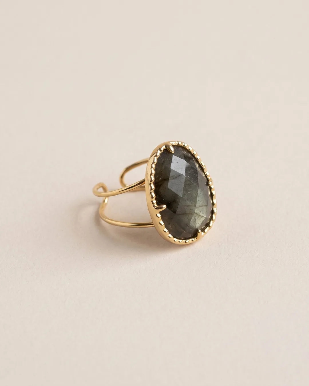 Bague Pierre Facettée Gris Fumé Dorée, packshot sur fond beige
