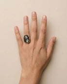 Bague Pierre Facettée Gris Fumé Dorée portée