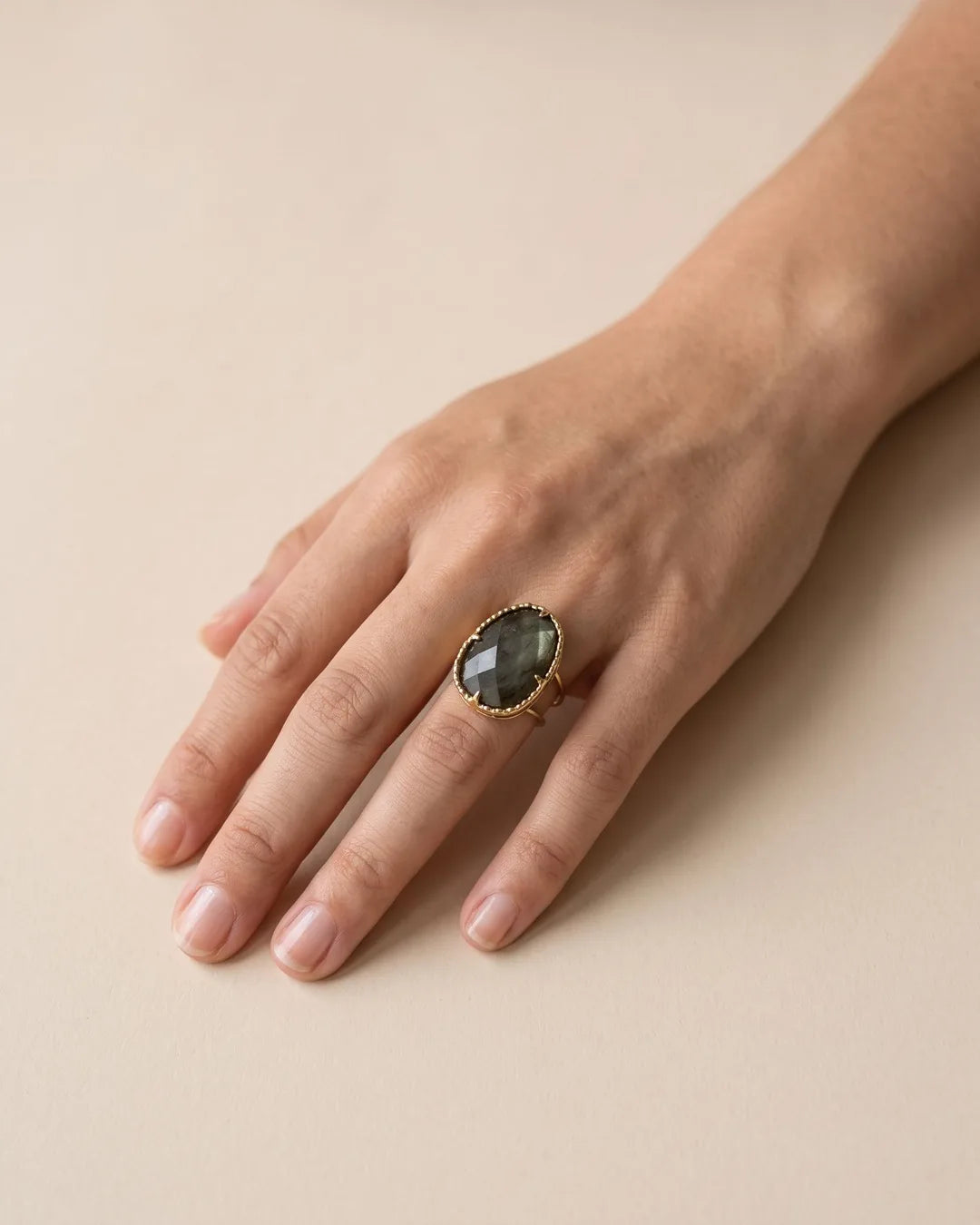Bague Pierre Facettée Gris Fumé Dorée portée, autre vue