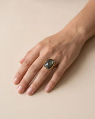 Bague Pierre Facettée Gris Fumé Dorée portée, autre vue