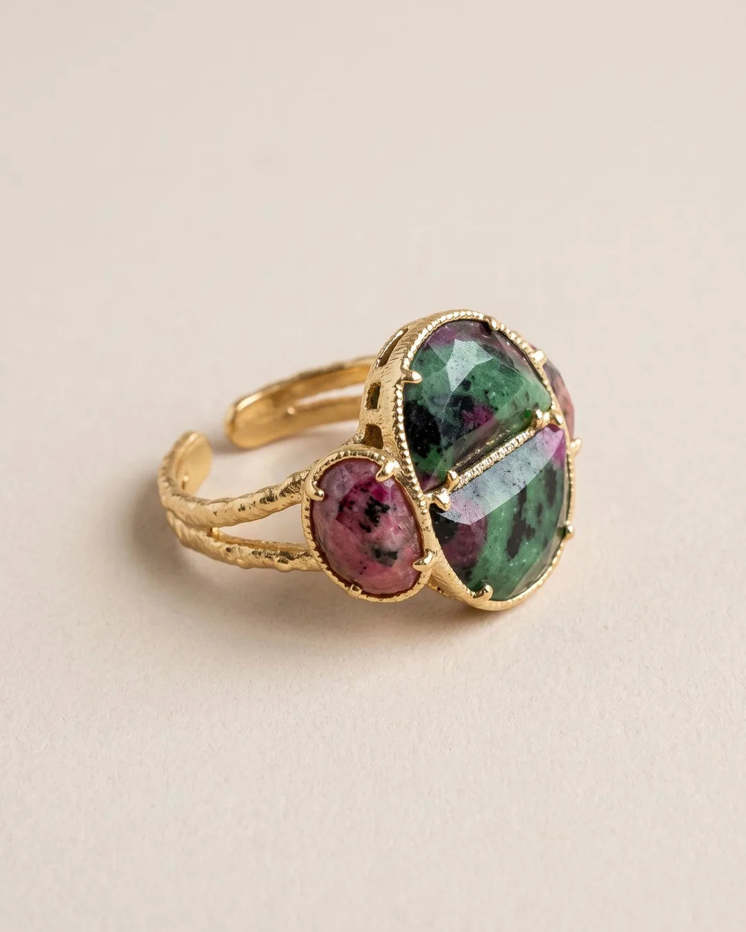 Bague Trois Pierres Vert Rose Dorée, packshot sur fond beige