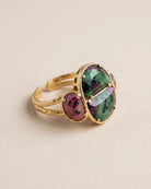 Bague Trois Pierres Vert Rose Dorée, packshot sur fond beige