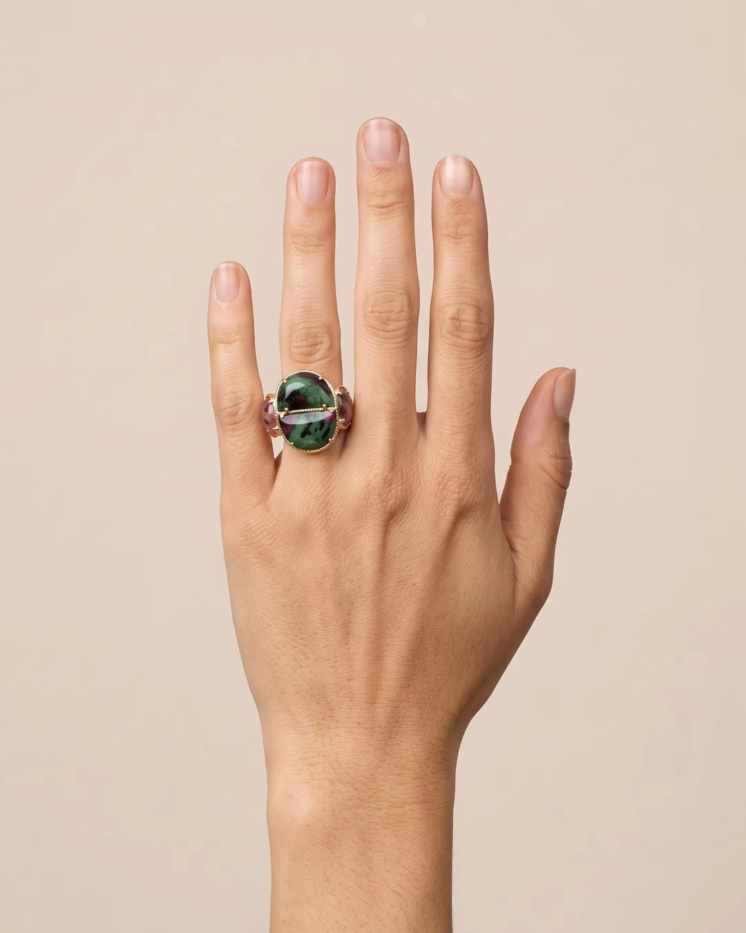 Bague Trois Pierres Vert Rose Dorée portée