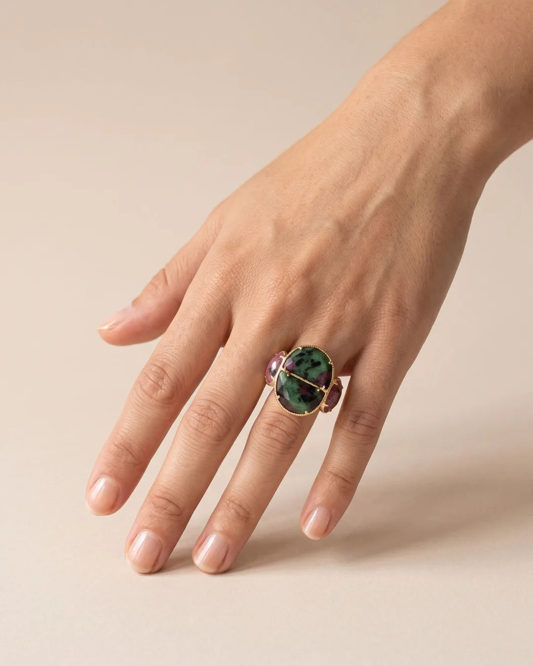 Bague Trois Pierres Vert Rose Dorée portée, autre vue