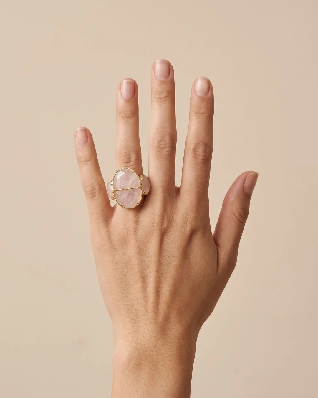 Bague Trois Pierres Rose Pâle Dorée portée