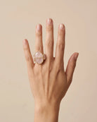 Bague Trois Pierres Rose Pâle Dorée portée