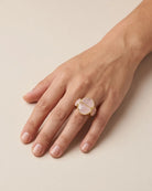 Bague Trois Pierres Rose Pâle Dorée portée, autre vue
