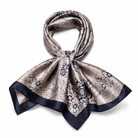 Foulard Carré Satin Floral Beige Bordure Marine - ModeAccess