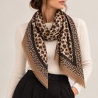 Foulard Carré Imprimé Léopard Frangé Écru Noir Angle - ModeAccess