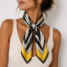 Foulard Carré Satin Rayures Noir Jaune Porté - ModeAccess