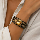 Bracelet Jonc Large Léopard Résine Strass Doré Porté - ModeAccess