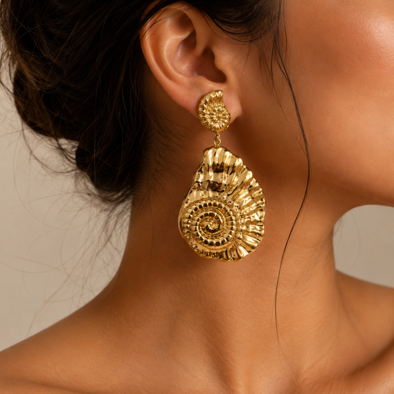 Boucles d'Oreilles Ammonite Coquillage Doré Portées - ModeAccess