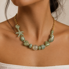 Collier Perles Résine Étoile de Mer Vert Sauge Porté - ModeAccess