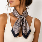Foulard Carré Satin Floral Beige Bordure Marine Porté - ModeAccess