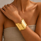 Bracelet Manchette Large Sculptée Porté Doré - ModeAccess