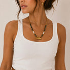 Collier Perles Turquoise Africaine Nacrées Pendentif Cylindrique Doré - ModeAccess